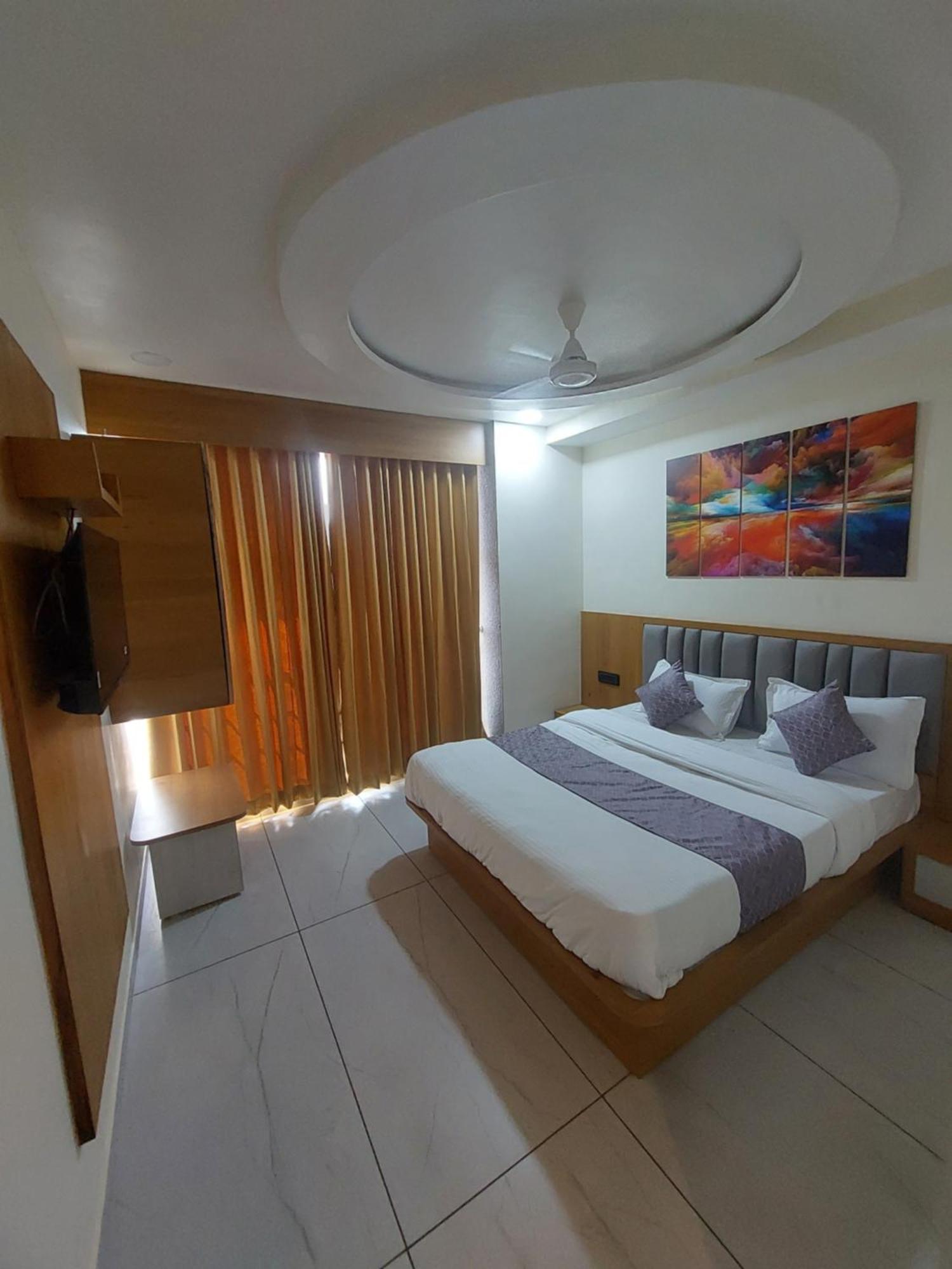 Hotel R K Villa 阿穆达巴 外观 照片