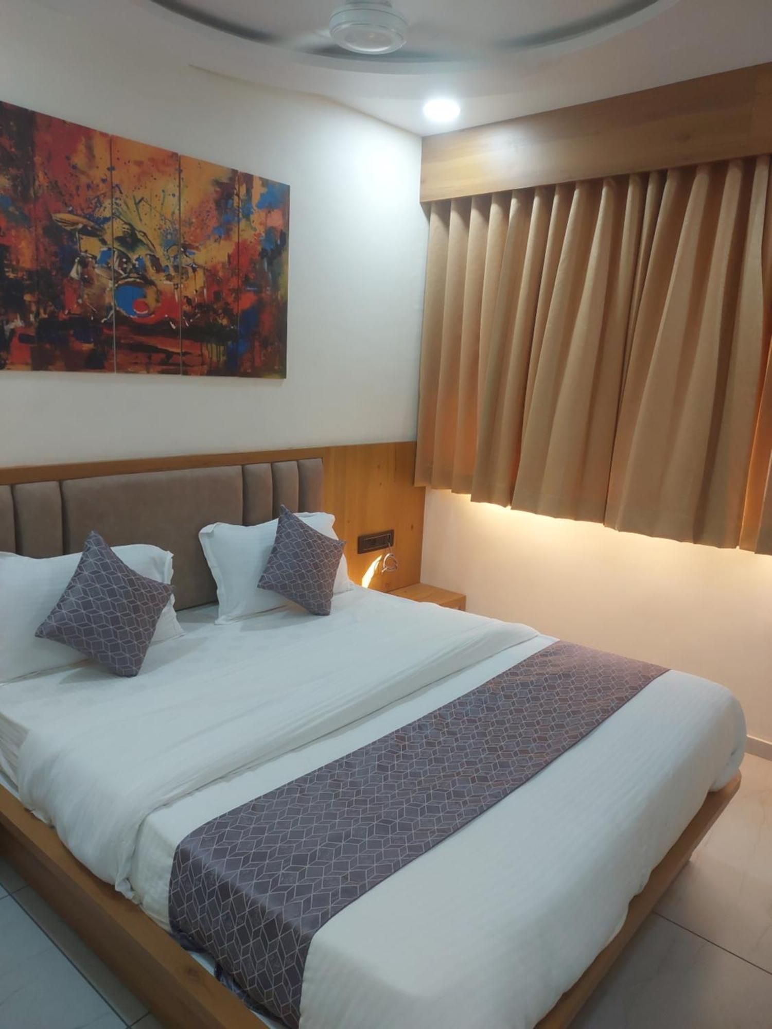 Hotel R K Villa 阿穆达巴 外观 照片